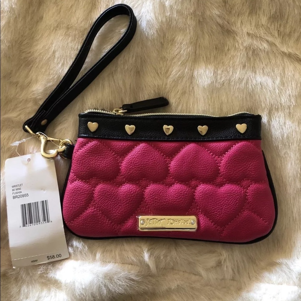 ❤️💋HP Betsey Johnson Pink Heart Be Mine Wristlet‼️